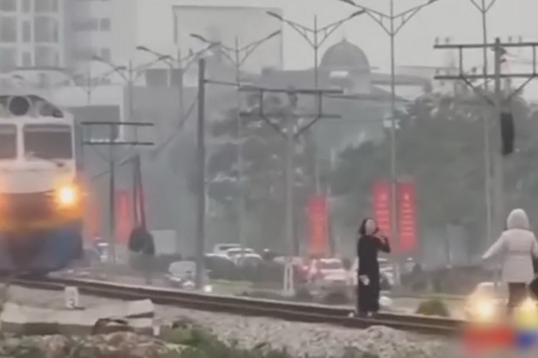 Can canh hai phu nu tao dang chup anh, khien tau hoa phai phanh gap hinh anh