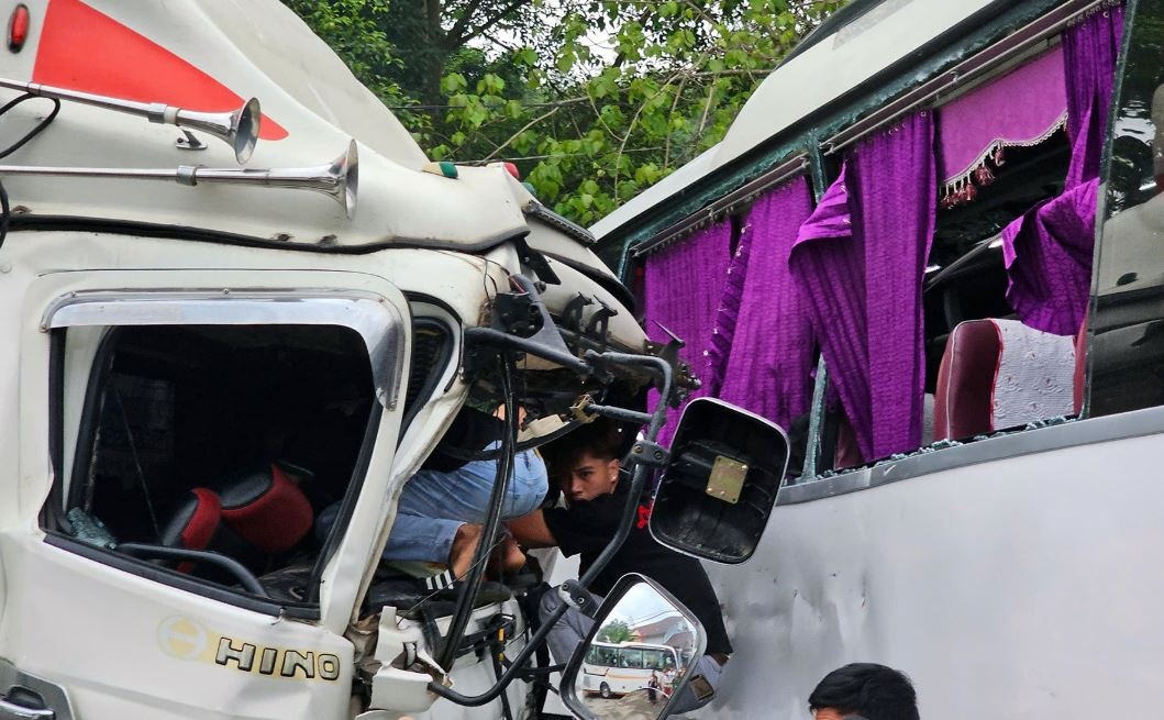 Hanh khach hoang loan sau cu va cham giua xe khach va xe tai hinh anh