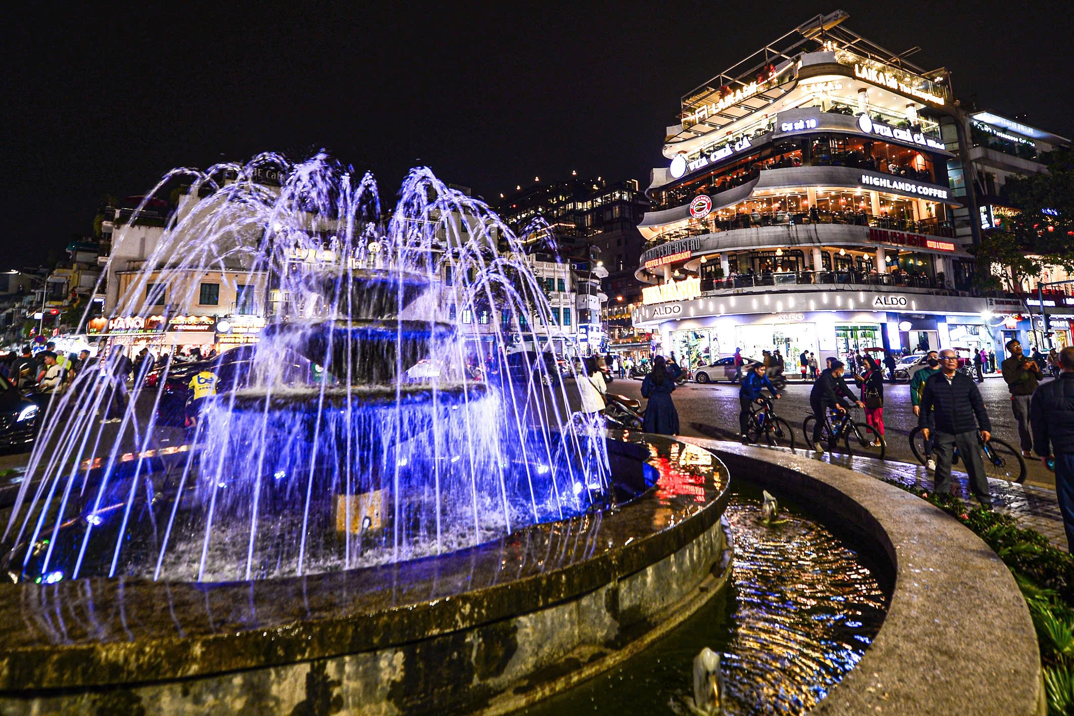 Sau pha 'Ham ca map', Ha Noi thay dai phun nuoc bang 'Thap anh sang' hinh anh