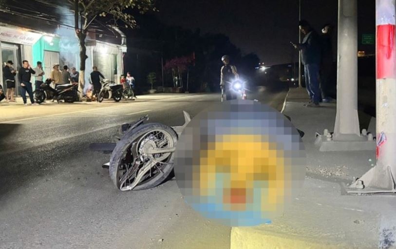 Nguoi dieu khien xe may tu vong sau khi dam dai phan cach hinh anh