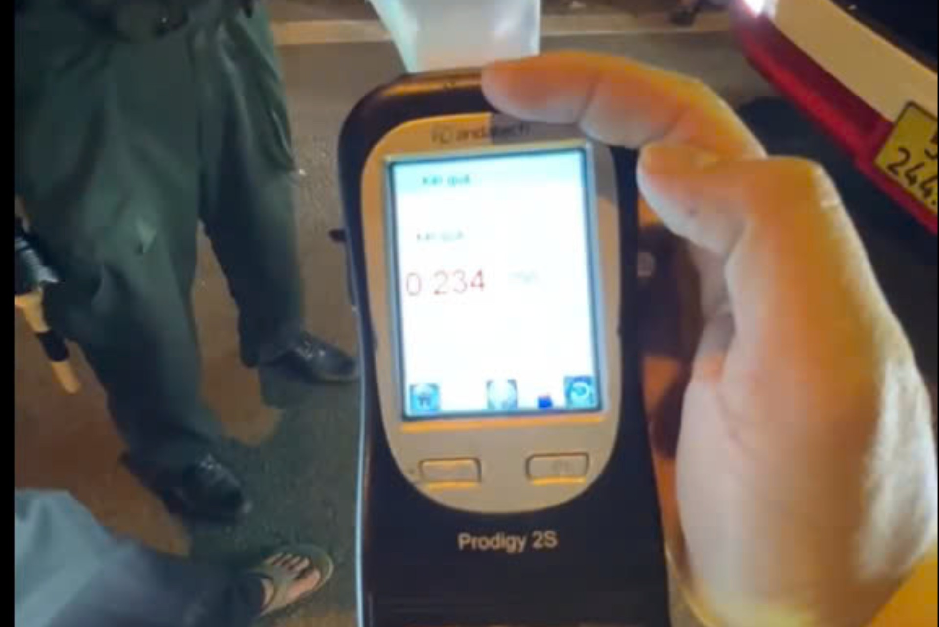 Uong 3 lon bia vao 9h sang, tai xe ngo ngang nhan phat luc nua dem hinh anh