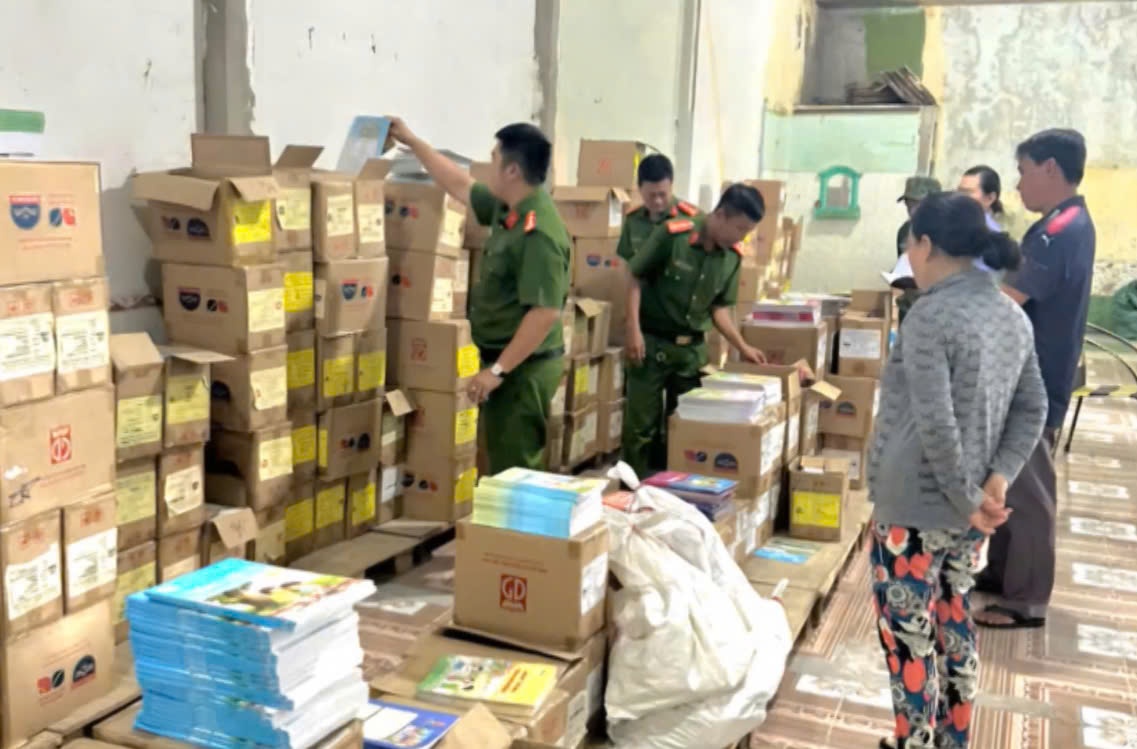 Khoi to vu ban sach giao khoa gia hon 1,3 ty dong hinh anh