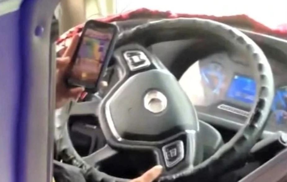 Tam dinh chi cong viec tai xe vua lai xe khach vua choi game hinh anh