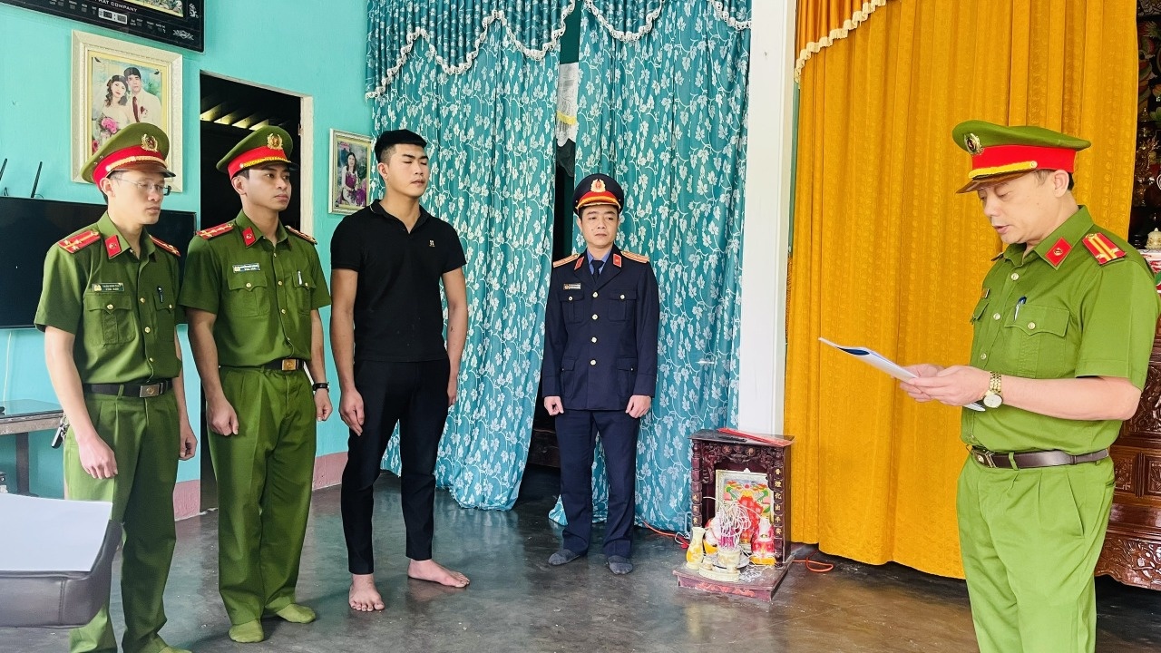 Thu tien khong nop ve cong ty, nam nhan vien bi khoi to hinh anh