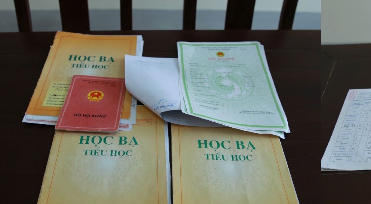 Khoi to hai doi tuong lam gia ho so cau thu tai CLB Song Lam Nghe An hinh anh