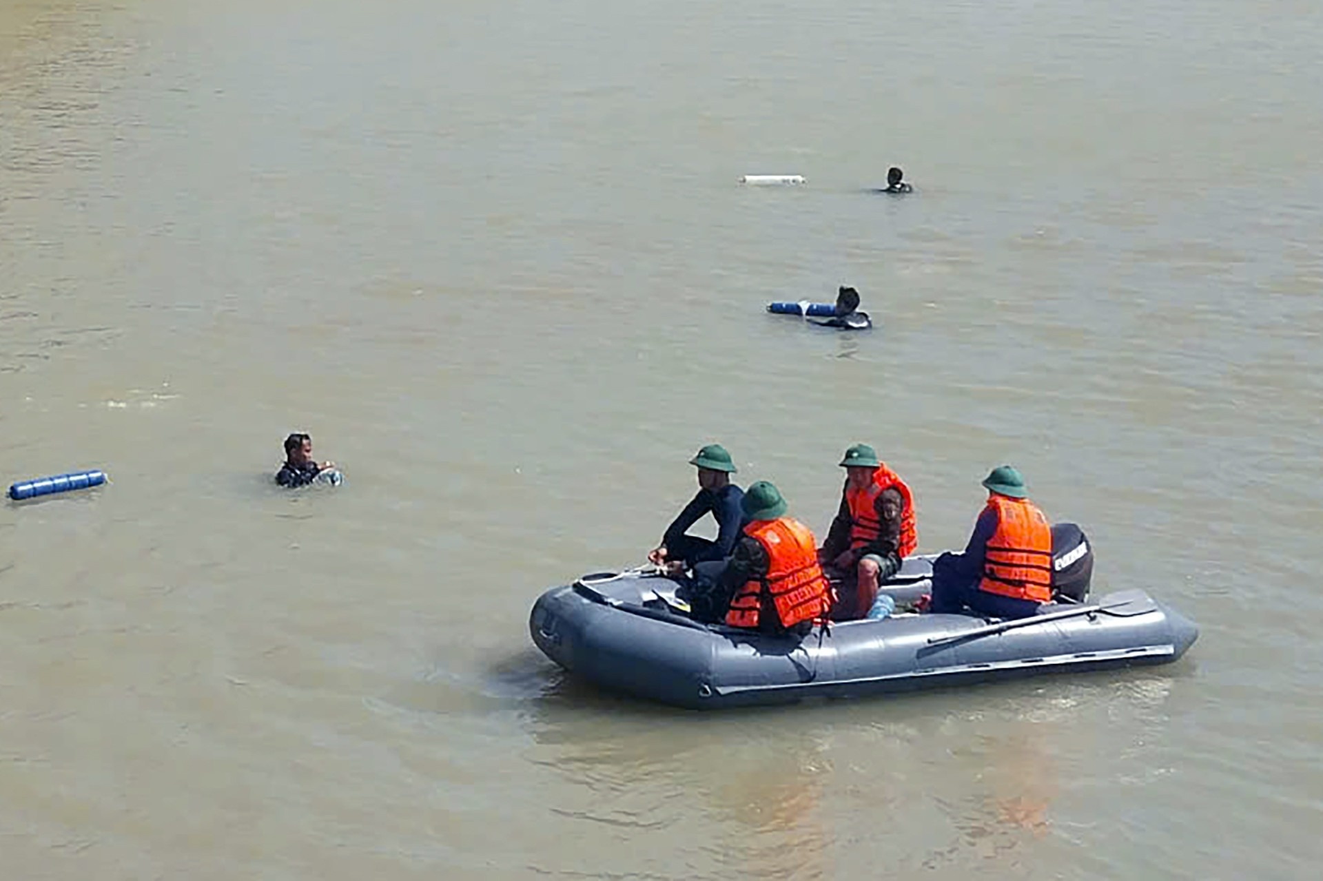 Vu 2 thieu nu tu vong duoi song: Tin nhan cuoi cung gui nguoi me hinh anh