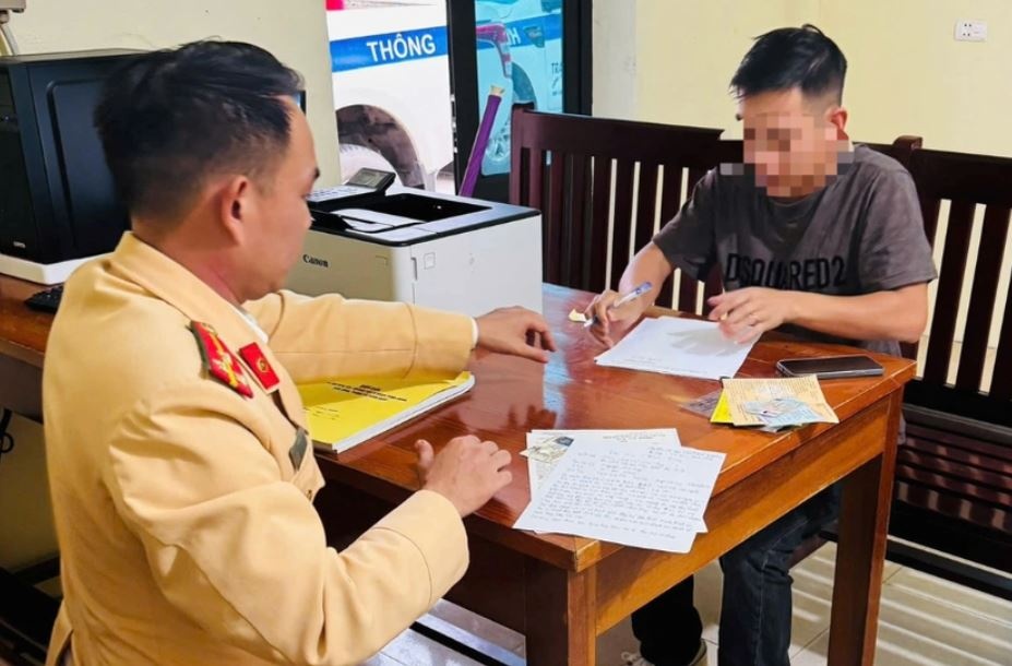 Tin moi vu tai xe vua cho khach, vua hai tay cam hai dien thoai hinh anh