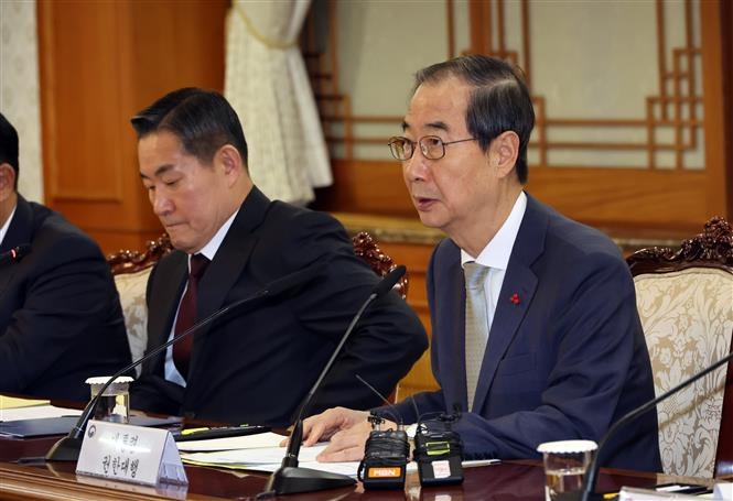 Phan ung khi quyen Tong thong Han Quoc Han Duck-soo duoc phuc chuc hinh anh