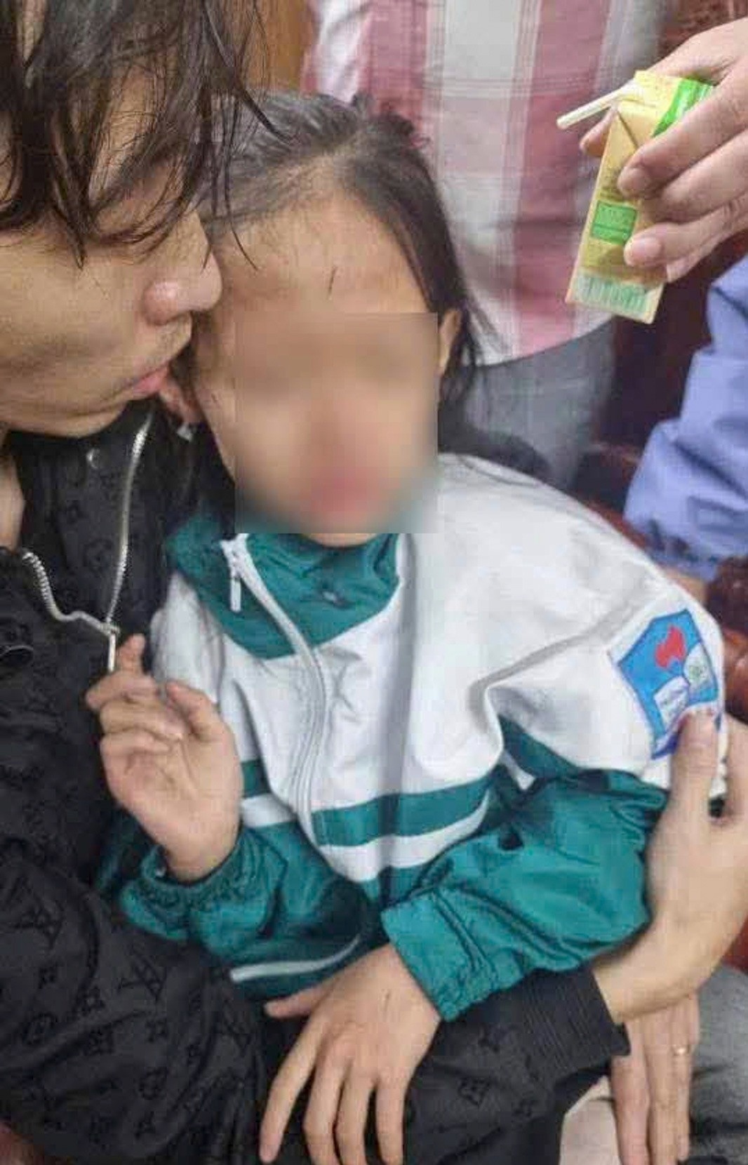 Bat coc be gai anh 1