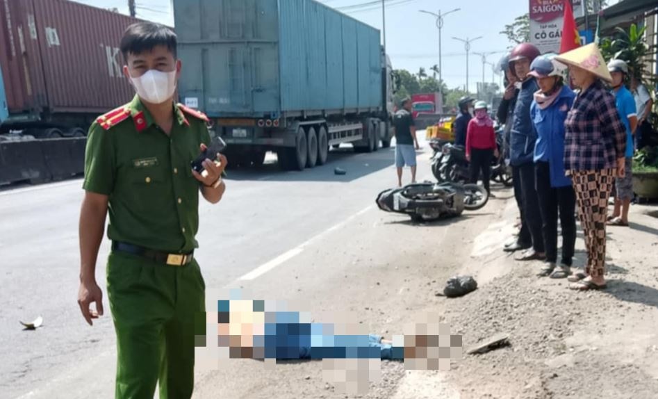 Va cham xe container, nguoi dan ong o Quang Ngai tu vong tai cho hinh anh