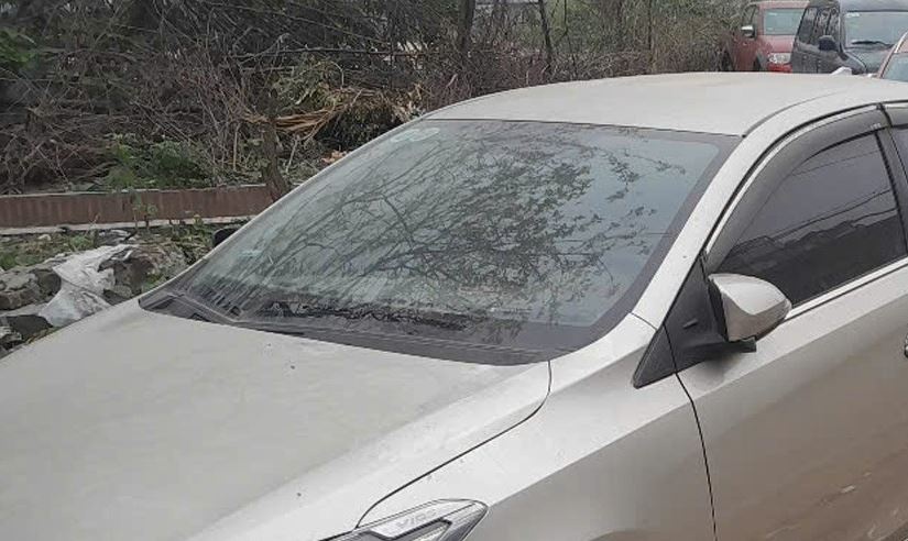 Hang loat oto o Ha Noi bi ke trom 'vat' can gat nuoc trong dem hinh anh