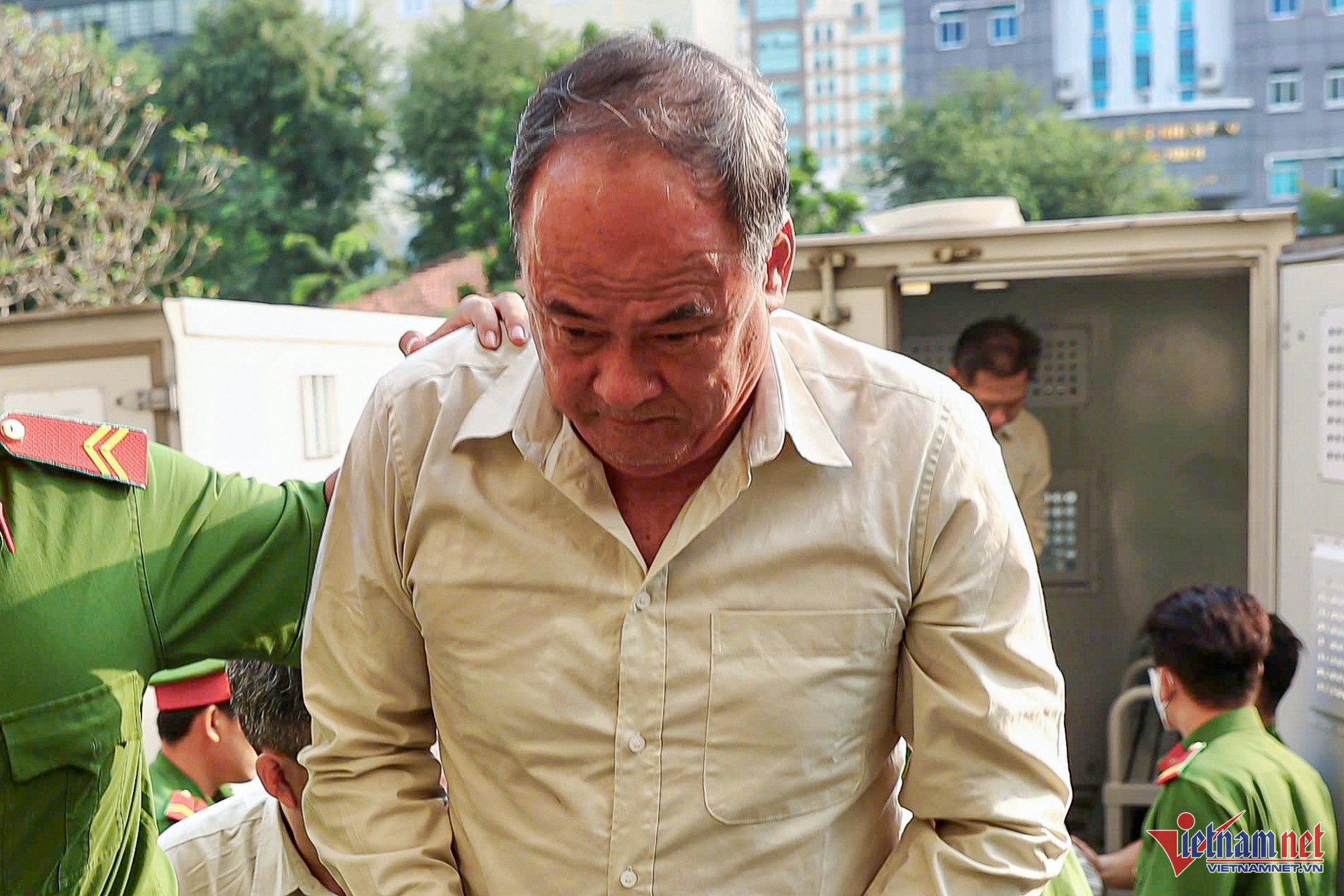 Nhan hoi lo 300.000 USD, cuu Chu tich An Giang noi 'khong vu loi' hinh anh