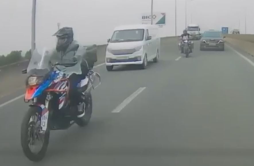 Trich xuat camera tim hai xe phan khoi lon phong nhu bay tren cao toc hinh anh