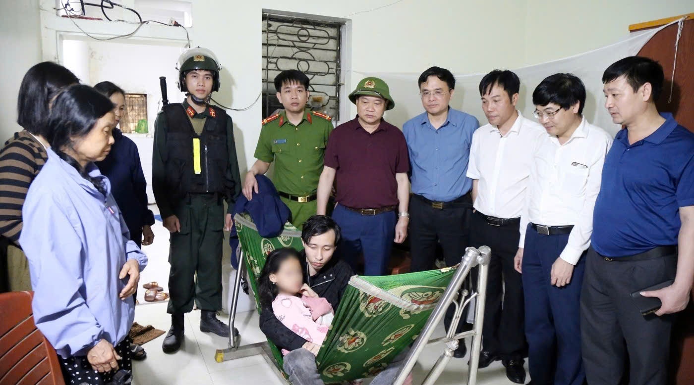 Kich ban giai cuu be gai 9 tuoi qua loi ke cua truong phong canh sat hinh anh