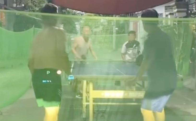 Xon xao nhom nguoi o TP.HCM dung luoi chan duong de choi bong ban hinh anh