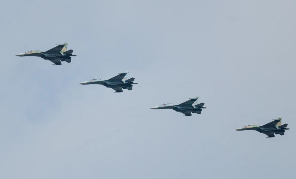 Khoanh khac 4 chiec Su-30 bay doi hinh tren bau troi TP.HCM hinh anh