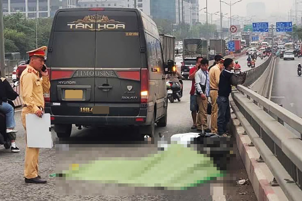 Va cham oto tren cau vuot Mai Dich, nu tai xe xe om cong nghe tu vong hinh anh