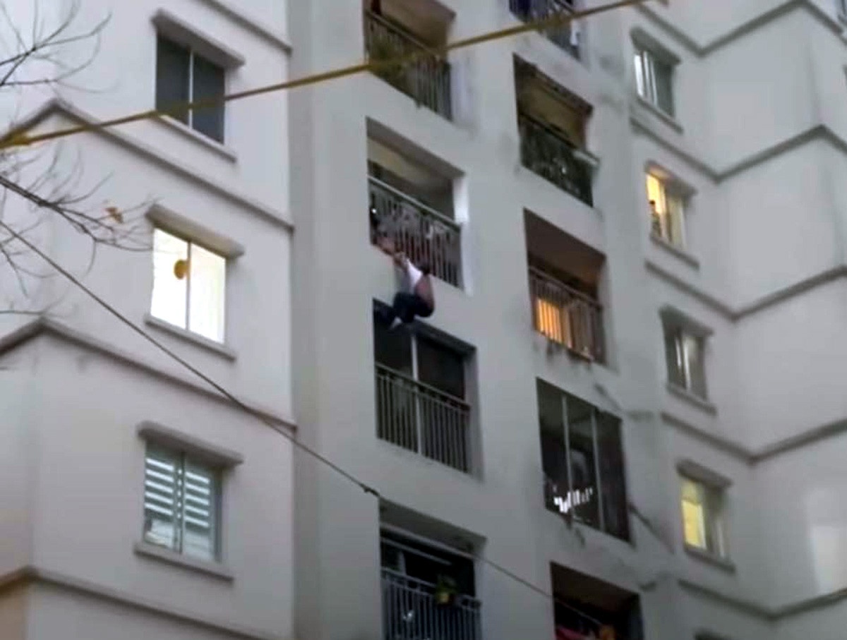 Nguoi nuoc ngoai Linh Dam anh 1