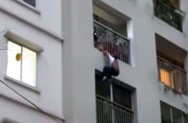 Cuu nguoi dan ong nuoc ngoai nhay tu tang 5 chung cu Bac Linh Dam hinh anh