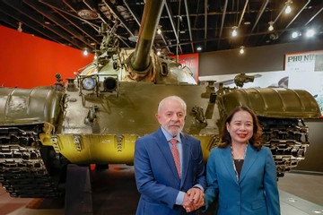 Tong thong Brazil xem xe tang 843 tung huc vao cong Dinh Doc Lap hinh anh