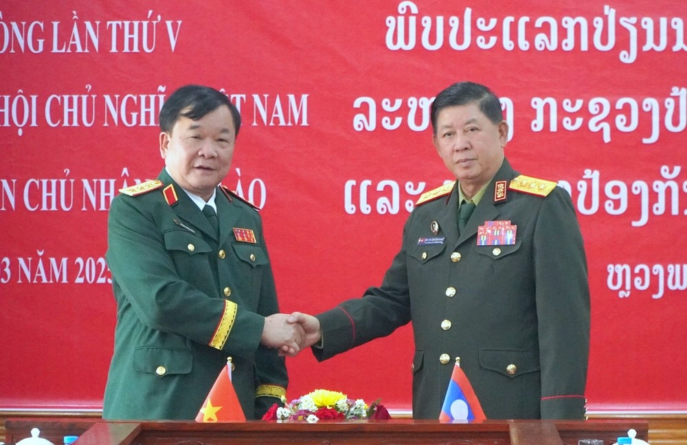 Viet Nam moi Lao cu quan nhan cung dieu binh ky niem ngay 30/4 hinh anh