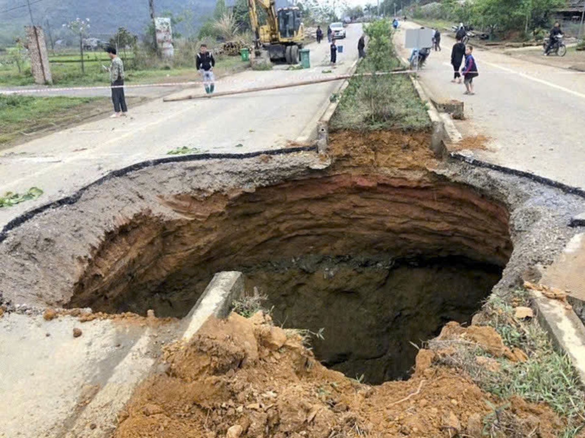 Ho tu than Bac Kan anh 1
