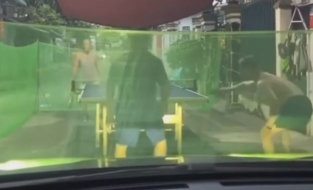 Nhom nguoi chan con hem, quay luoi danh bong ban o TP.HCM hinh anh