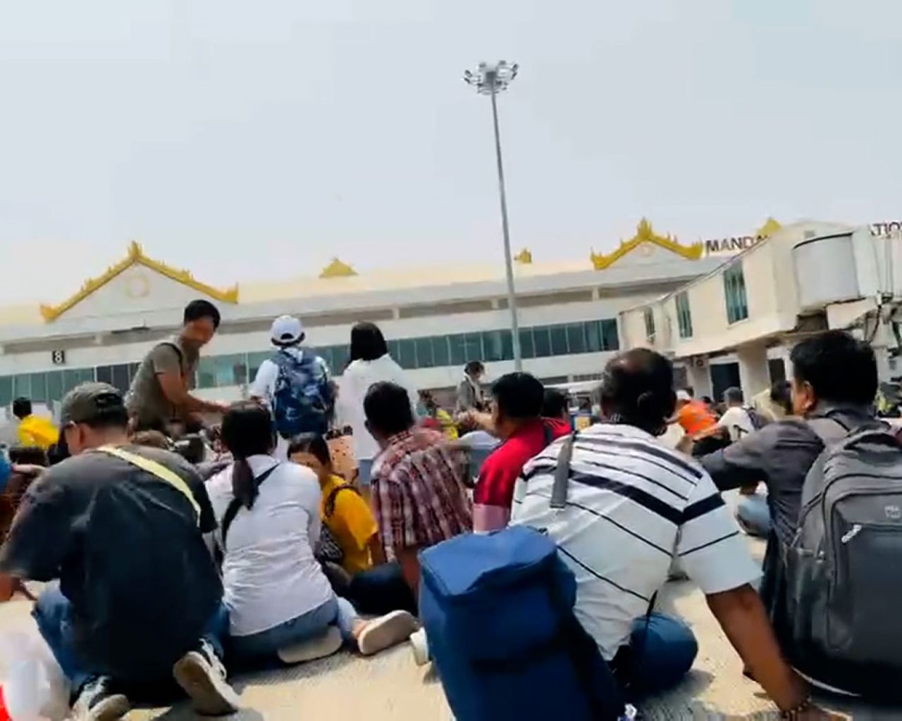 Canh hoang loan o san bay quoc te Mandalay khi dong dat xay ra hinh anh