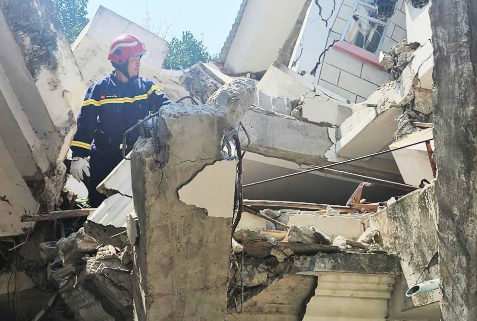 Luc luong Bo Cong an tiep can hien truong dong dat o Myanmar hinh anh