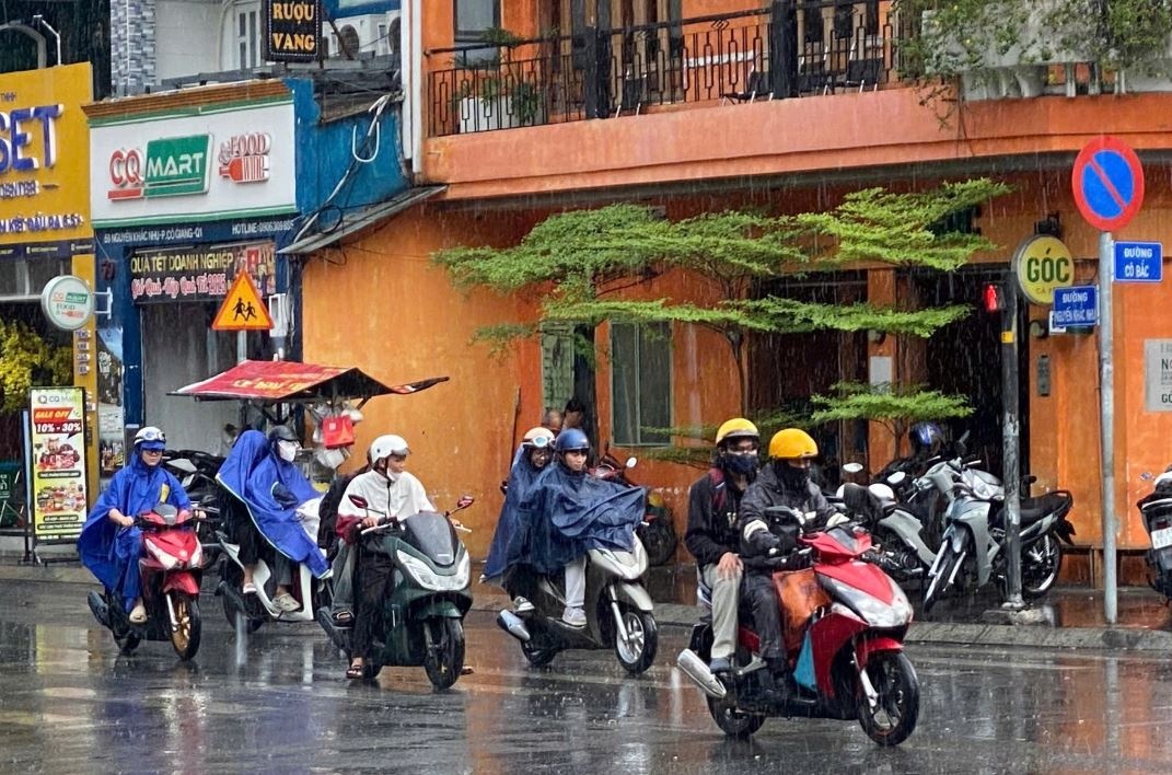 TP.HCM mua rao dau tuan truoc khi don nang nong hinh anh