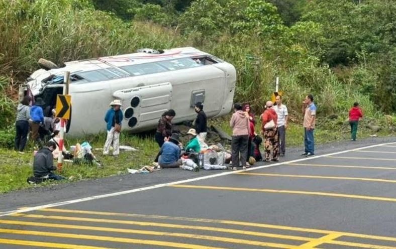 Xe cho 25 nguoi lat nhao tren deo noi Nha Trang - Da Lat hinh anh
