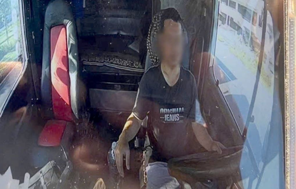 Nhieu tai xe container o TP.HCM vua lai xe vua dung dien thoai hinh anh