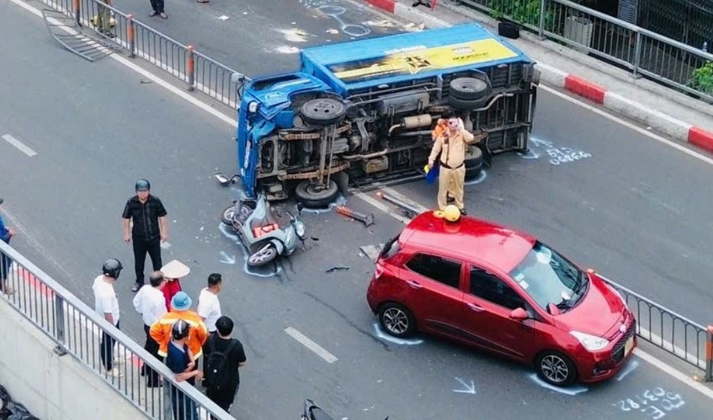 Tong xe lien hoan tren cau Chu Y, cua ngo TP.HCM ket cung hinh anh