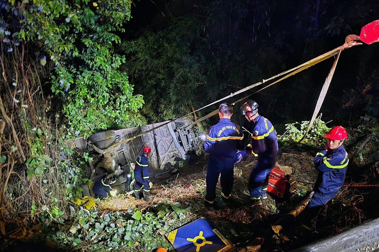 Tinh trang dang kiem cua hai oto vu xe khach lao xuong vuc o Bao Loc hinh anh