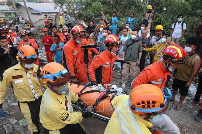 Giai cuu mot thai phu khoi dong do nat o Mandalay hinh anh