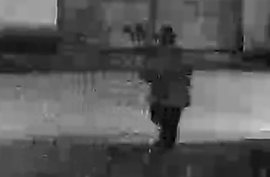 Nguoi dan ong nghi phong hoa nha dan giua dem hinh anh