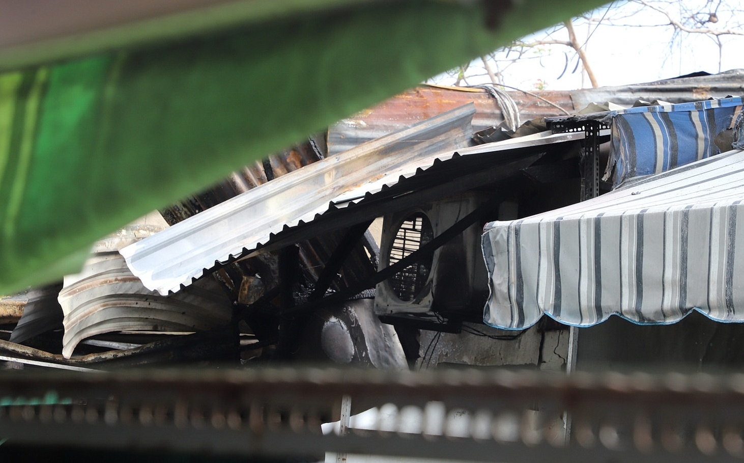 Me tu vong khi co quay lai cuu con trong vu chay o TP.HCM hinh anh