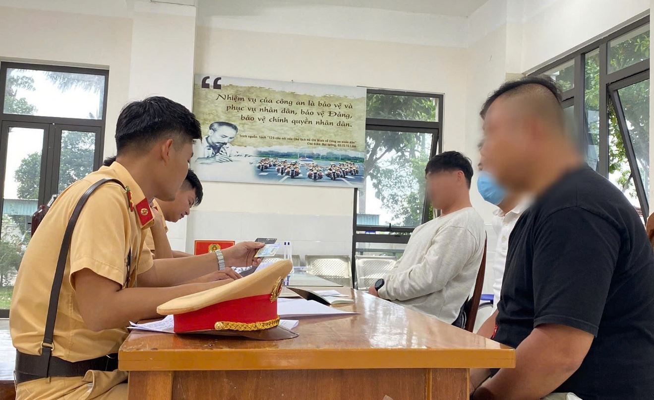 Cong an moi lam viec hai nguoi nuoc ngoai buong ca hai tay lai mo to hinh anh