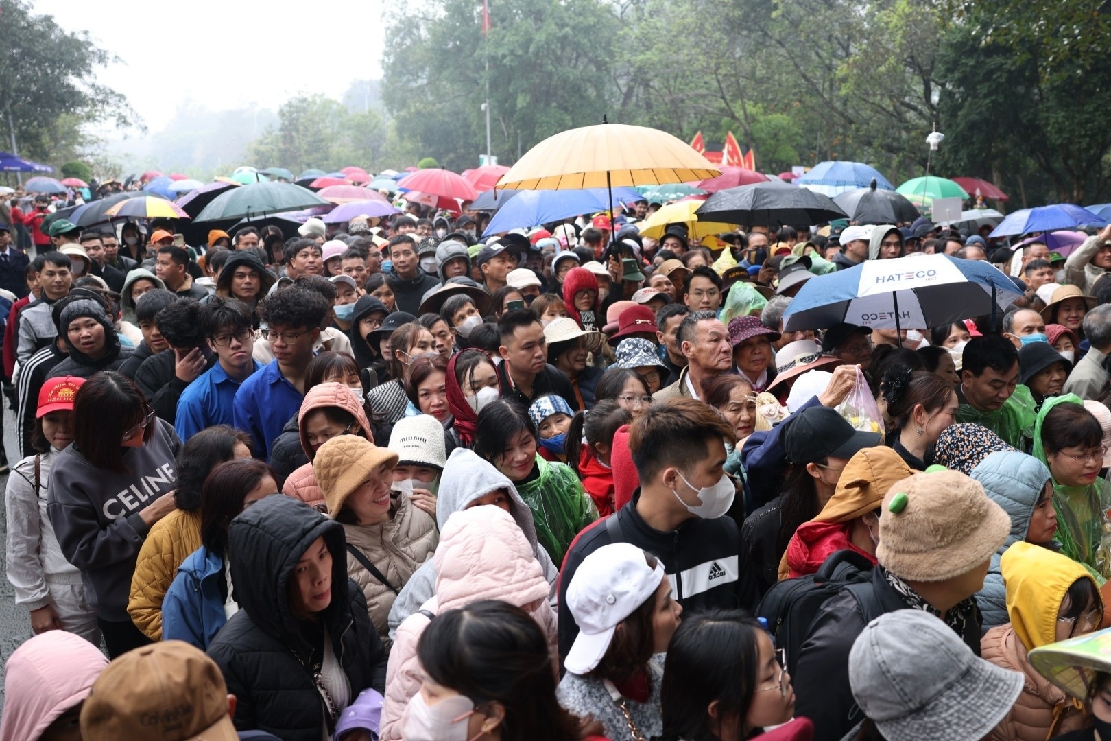 5 van nguoi do ve Den Hung bat chap mua ret hinh anh