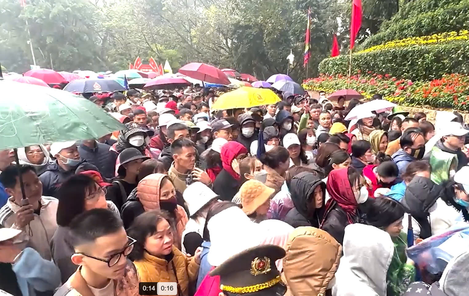 Video khach thap phuong do ve den Hung cho vieng hinh anh