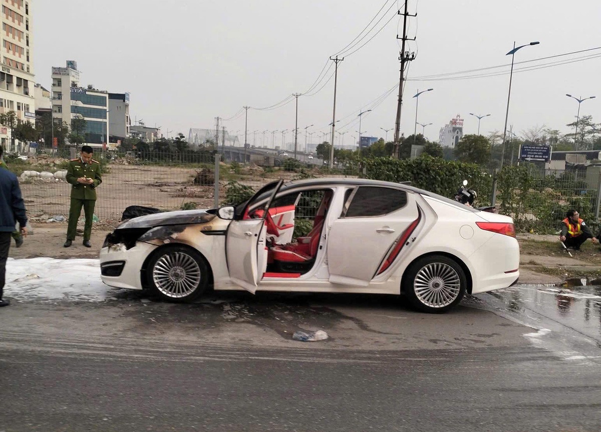 Oto Kia do phong cach xe sang Maybach boc chay tren duong hinh anh