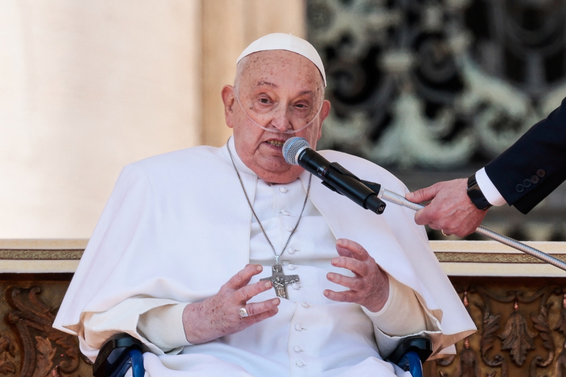 Giao hoang Francis bat ngo xuat hien truoc cong chung hinh anh