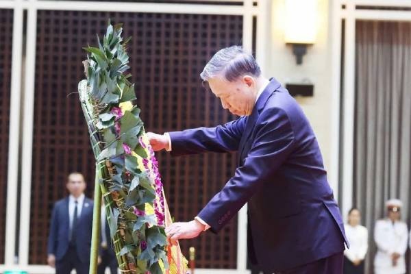 Tong Bi thu dan dau doan Viet Nam vieng dong chi Khamtay Siphandone hinh anh