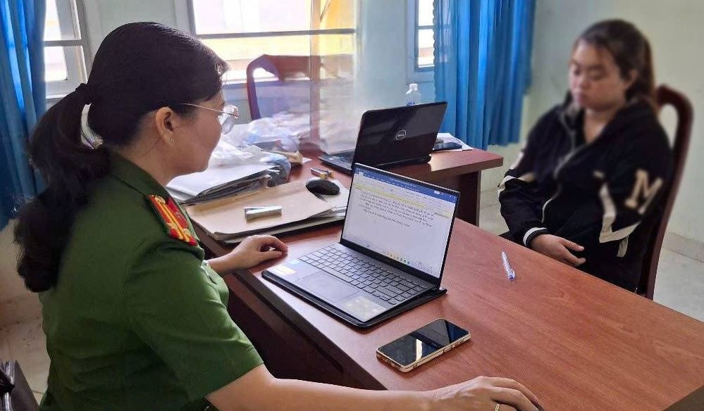 Tam giu hinh su bao mau 26 tuoi danh, tat lien tuc vao dau be gai hinh anh