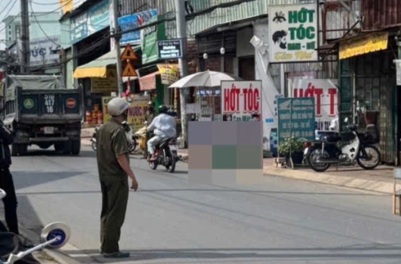 Nguoi dan ong chet trong tu the ngoi up mat xuong duong o TP.HCM hinh anh