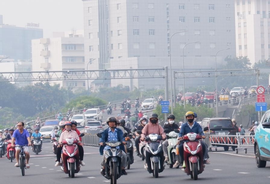 Dieu chinh nhieu duong o TP.HCM de chuan bi tran dia phao le 30/4 hinh anh