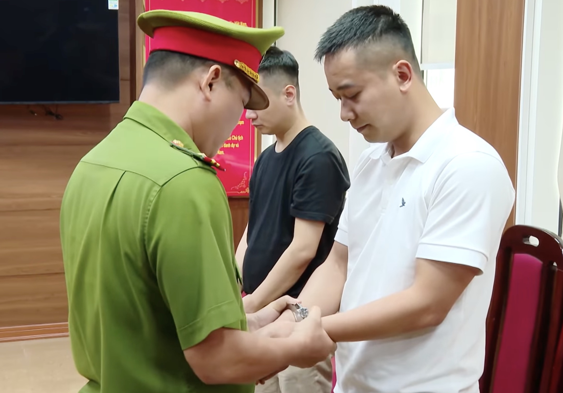 Bat tam giam Hang Du Muc va Quang Linh Vlogs hinh anh