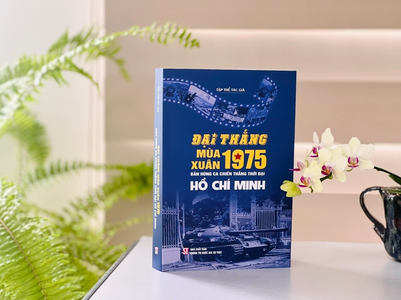 Dai thang mua Xuan 1975 - Ban hung ca chien thang thoi dai Ho Chi Minh hinh anh