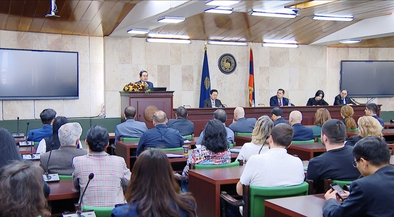 Chu tich Quoc hoi Armenia anh 7