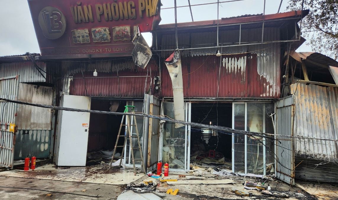 Chay lon tai kiot ban hang, mot chau be tu vong hinh anh